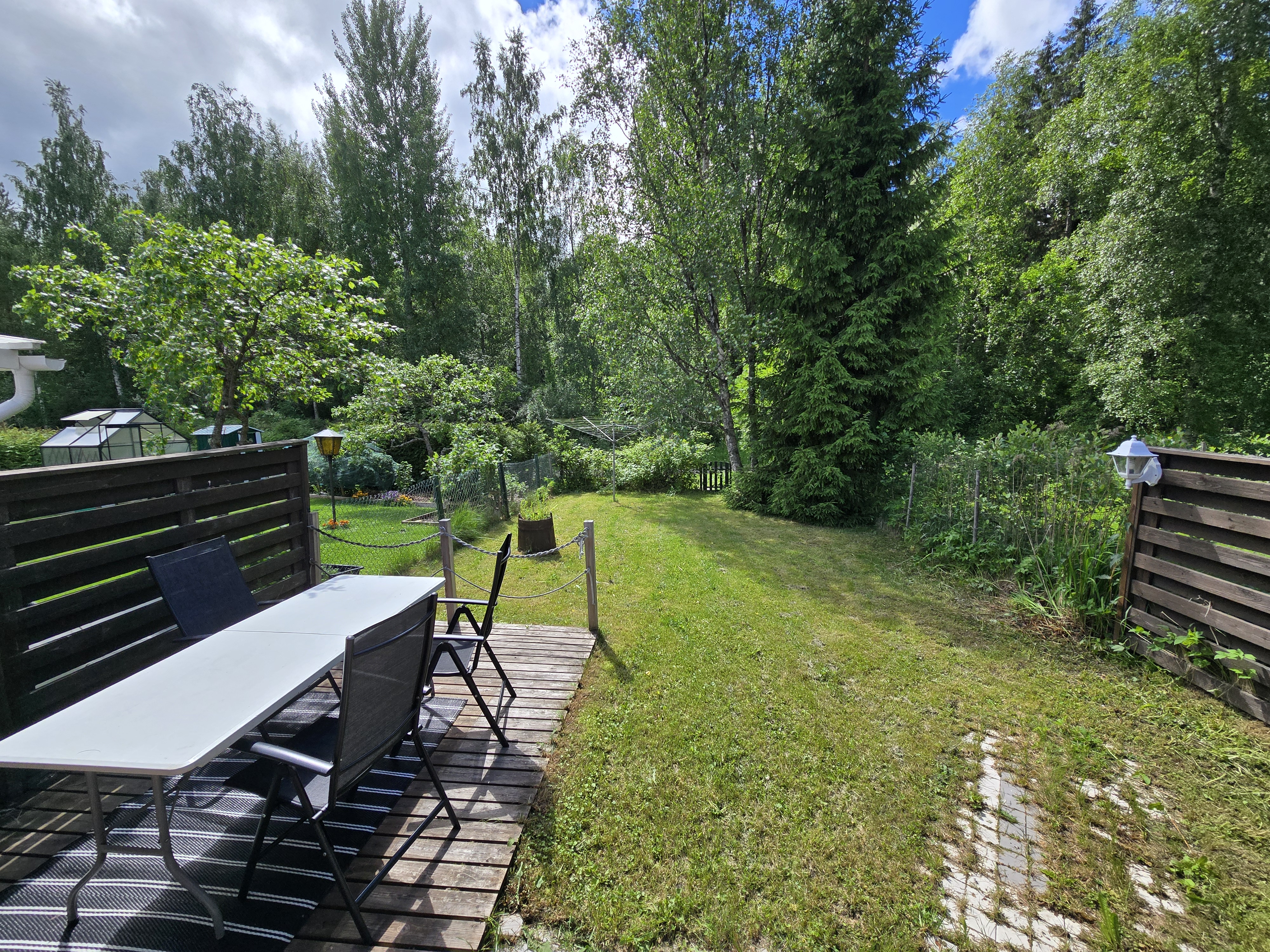 Neulaskuja-Takapiha-Kesä.jpg
